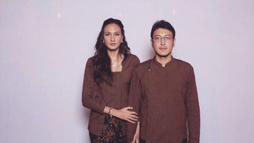 img-title Rayakan Anniv ke-5 dengan Dimas Anggara, Nadine Chandrawinata Hamil Anak Kedua