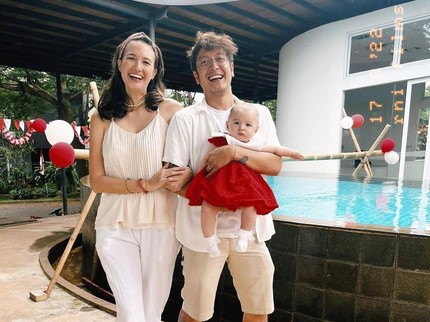 5 Potret Mesra Nadine Chandrawinata & Dimas Anggara, Nikah di Buthan & Kini Sudah Punya 1 Anak