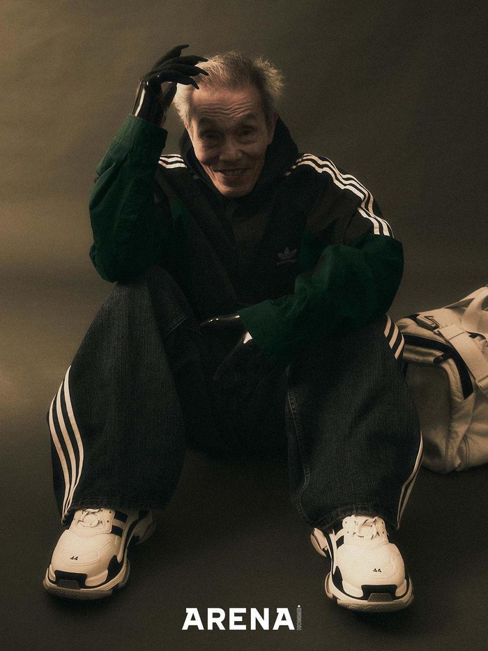 Dalam potretnya yang satu ini, Oh Yeong Su tampil sporty dengan outfit dari Adidas. Gayanya yang satu ini pun turut mengingatkan kita dengan perannya di Squid Game (2021)./Foto: instagram.com/arenakorea