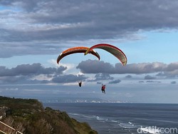 Memacu Adrenalin dengan Main Paralayang di Pantai Timbis, Berani?