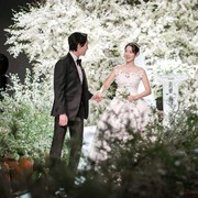 Stylish! Simak Gaya 'Pasutri' Park Shin Hye dan Choi Tae Joon Saat Menghadiri Pesta Pernikahan