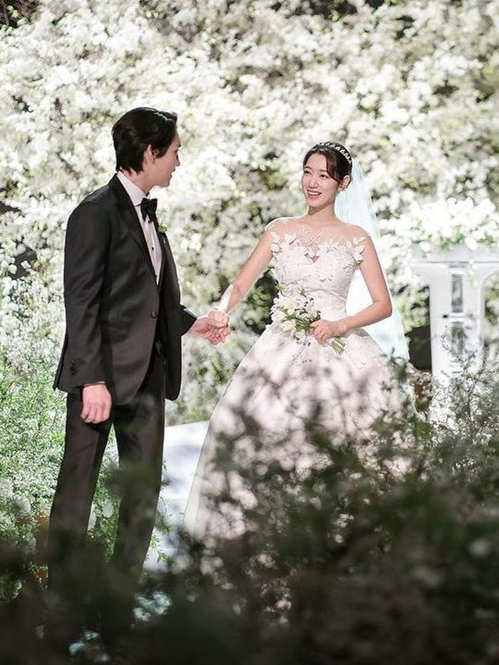 Park Shin Hye menjadi artis pertama yang menikah di tahun 2022 lalu. Ia dipersunting oleh kekasihnya, yang tidak lain adalah aktor Choi Tae Joon. Keduanya kini telah dikaruniai bayi laki-laki pada bulan Juni lalu./ Foto: instagram.com/ssinz7