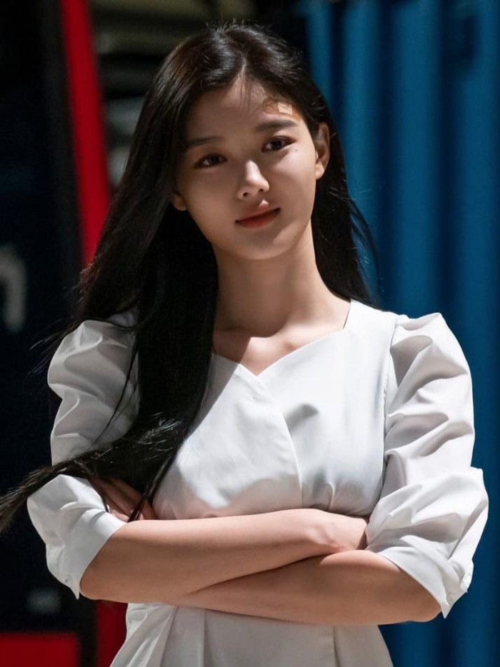 Penampilannya dalam K-drama Backstreet Rookies bersama Ji Chang Wook, berhasil mengejutkan para penggemar. Pasalnya, Kim Yoo Jung semakin tampak dewasa dalam drama tersebut/Foto: imdb.com
