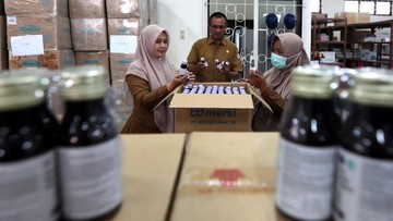 Kepala BPOM Penny K. Lukito mengatakan ada dua industri farmasi yang akan dibawa ke proses hukum terkait kasus gagal ginjal akut.