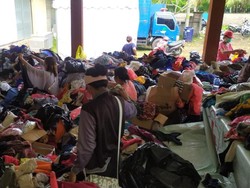 Ratusan Pengungsi Banjir Jembrana Berburu Pakaian Sumbangan