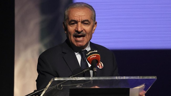 PM Palestina Mohammad Shtayyeh menangis saat membahas anak-anak korban tewas di Jalur Gaza imbas gempuran Israel sejak 7 Oktober lalu saat rapat kabinet.