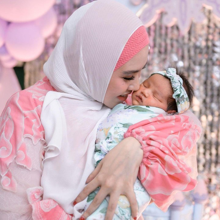 <p>Kartika Putri telah melahirkan anak keduanya pada 13 Oktober 2022, Bunda. Bayi perempuan ini pun diberi nama Khadeejah Aaliyah Basira. (Foto: Instagram: @kartikaputriworld)</p>