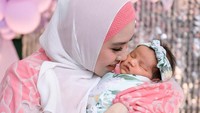 <p>Kartika Putri telah melahirkan anak keduanya pada 13 Oktober 2022, Bunda. Bayi perempuan ini pun diberi nama Khadeejah Aaliyah Basira. (Foto: Instagram: @kartikaputriworld)</p>