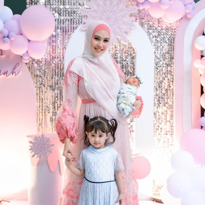 <p>Kartika Putri, melahirkan anak keduanya pada 18 Oktober 2019. Proses persalinan ini dilakukan di rumah dengan dibantu oleh tim bidan. Di persalinan keduanya ini, Kartika Putri memilih metode <em>gentle birth.</em> (Foto: Instagram: @kartikaputriworld)</p>