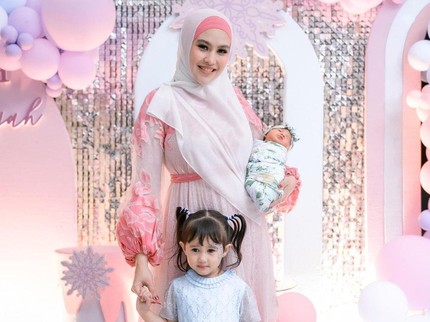 7 Potret Tasyakuran Bayi Kartika Putri, Wajah Cantik Sang Putri Curi Perhatian