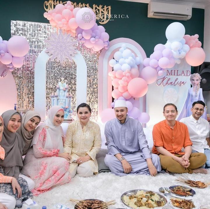 <p>Kartika turut mengundang rekan-rekan artis untuk datang ke perayaan ini. Mulai dari Cut Meyriska, Shireen Sunkar, Ramzy, hingga Chaca Frederica. (Foto: Instagram: @kartikaputriworld)</p>