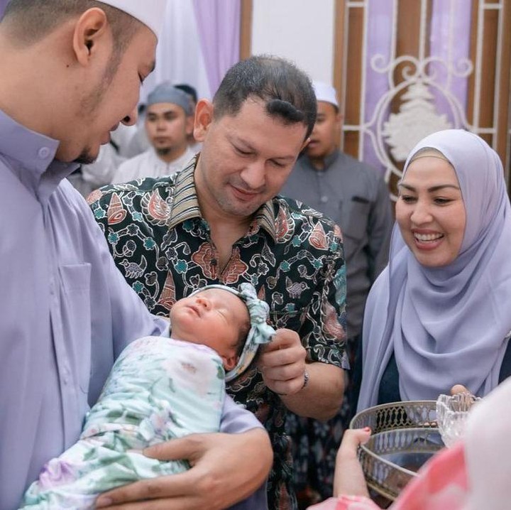 <p>Pada acara ini pula Kartika Putri mulai memperlihatkan wajah sang anak, lho. Potretnya menggemaskan banget, ya! Banyak netizen yang juga memuji baby Khadeejah cantik. (Foto: Instagram: @kartikaputriworld)</p>