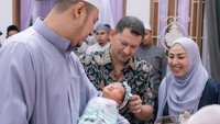 <p>Pada acara ini pula Kartika Putri mulai memperlihatkan wajah sang anak, lho. Potretnya menggemaskan banget, ya! Banyak netizen yang juga memuji baby Khadeejah cantik. (Foto: Instagram: @kartikaputriworld)</p>