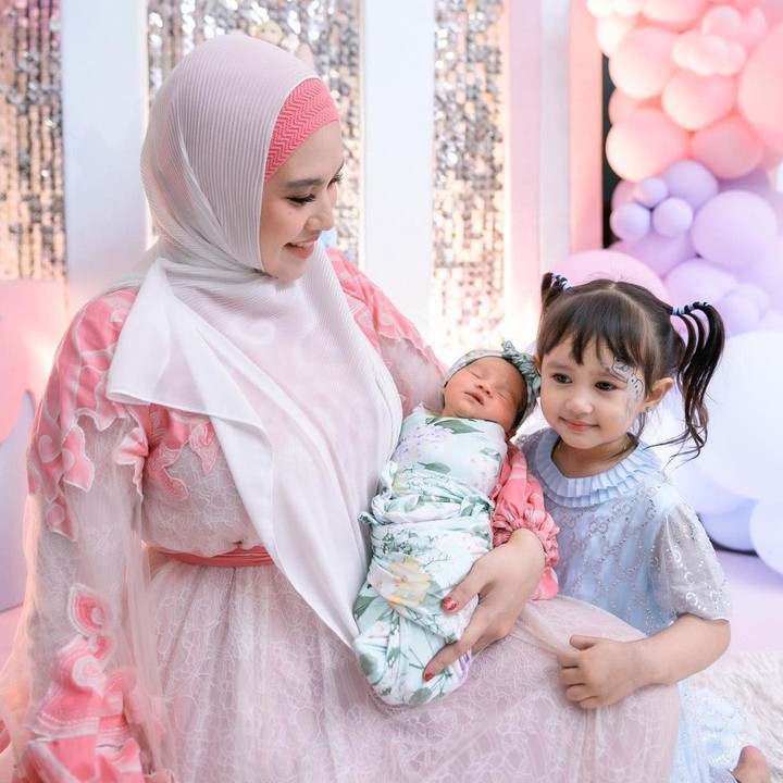 <p>Wanita berusia 31 tahun ini memohon doa agar anak-anaknya tumbuh menjadi anak yang berakhlak mulia dan selalu beradab baik. (Foto: Instagram: @kartikaputriworld)</p>