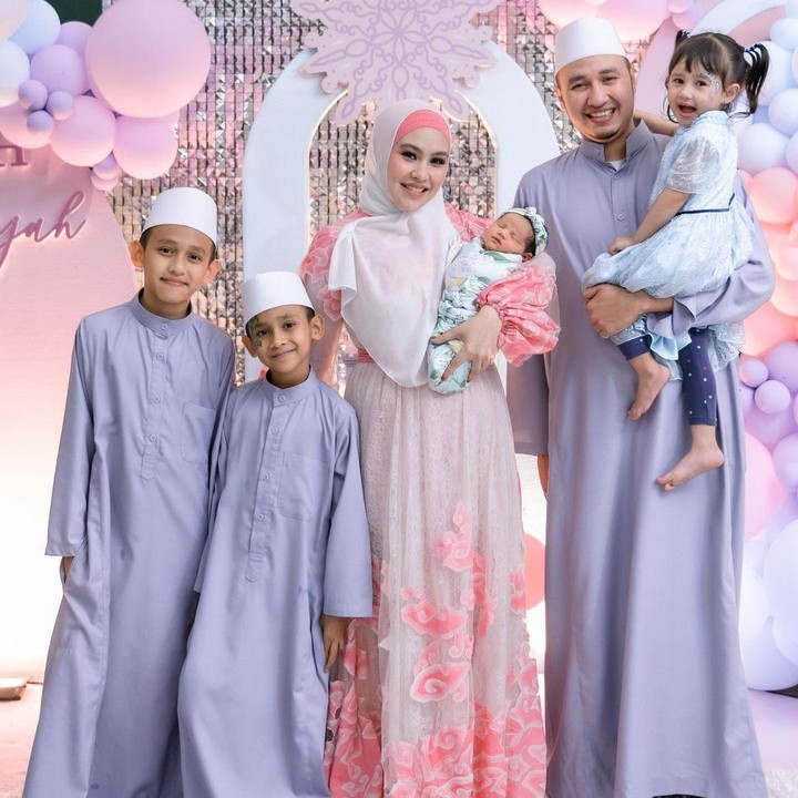 <p>"Mohon doakan ya anak-anak tumbuh menjadi anak yang beradab baik, berakhlah mulia, dan selalu dalam keridhoan Allah Subhanahu wata'ala dan kebanggaan Rasul-Nya, Aminn," tulis Kartika Putri pada laman Instagram. (Foto: Instagram: @kartikaputriworld)</p>