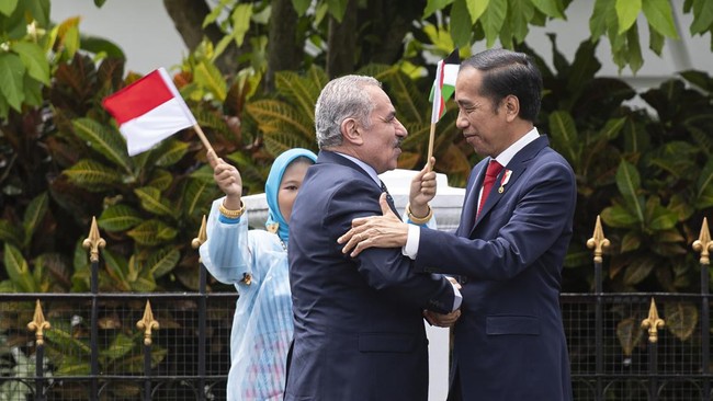 Perdana Menteri Palestina Mohammed Ibrahim Shtayyeh mengajak Presiden Joko Widodo salat berjamaah di Masjid Al Aqsa.