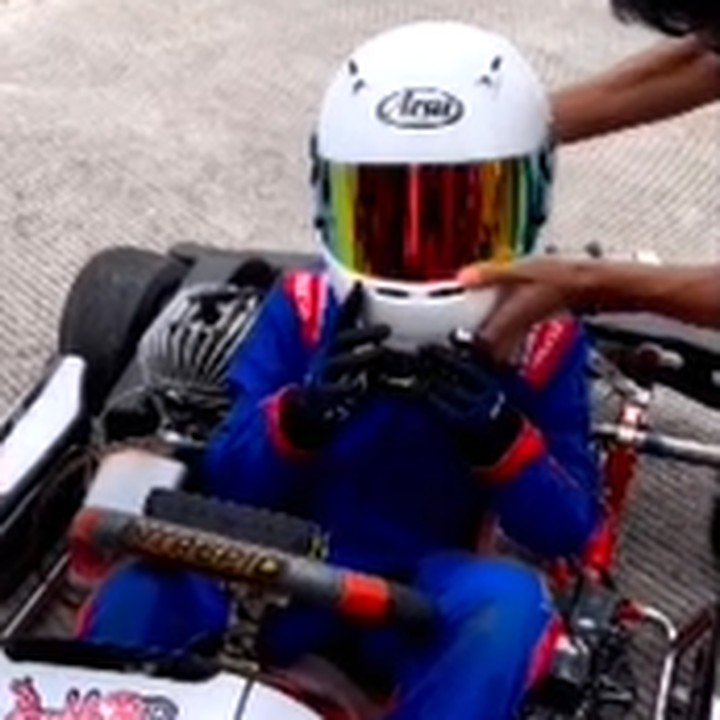 <p>Setelah menyelesaikan putaran dengan aman, Queenzino sukses kembali ke posisinya semula untuk meninggalkan mobilnya. Ia dibantu dengan para pelatih untuk melepas helm dan atribut lainnya dari tubuh. (Foto: Instagram @carissa_puteri)</p>