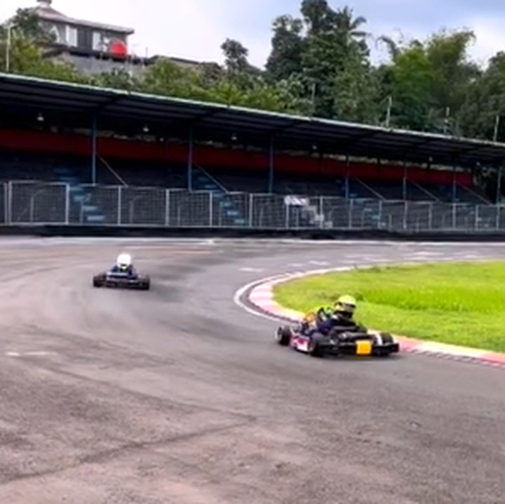 <p>Queenzino dilatih secara profesional hingga mampu melaju di sirkuit yang berlokasi di Sentul itu. (Foto: Instagram @carissa_puteri)</p>