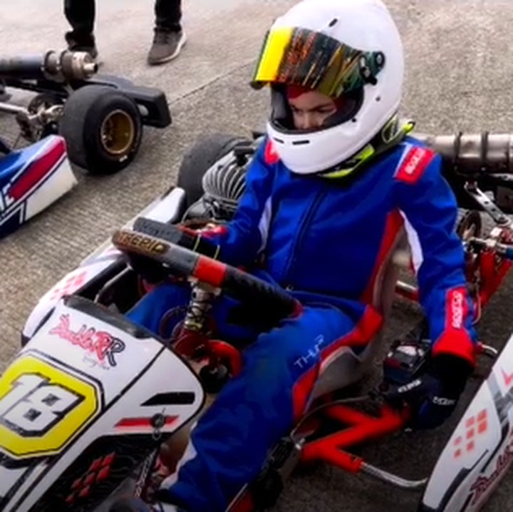 <p>Lewat Instagram, Carissa Puteri mengunggah video ketika menemani Queenzino berlatih gokart dengan para instruktur yang ada di sana. (Foto: Instagram @carissa_puteri)</p>