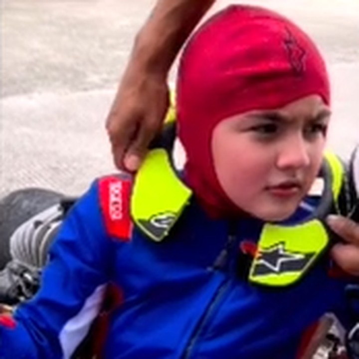 <p>Setelah menyelesaikan latihan gokart, wajah Queenzino tampak begitu puas, Bunda. Ia juga menyempatkan diri untuk berbincang bersama teman mainnya di lapangan. (Foto: Instagram @carissa_puteri)</p>