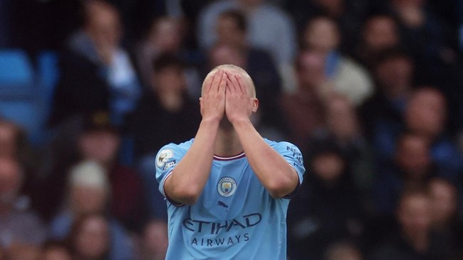 Peta persaingan Liga Inggris memanas setelah Arsenal gagal menang sehingga hanya unggul dua poin saja dari Manchester City yang dimotori Erling Haaland.