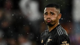 FOTO: Arsenal Terpeleset di Markas 'Orang Suci'