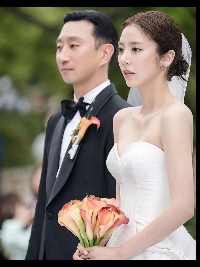 Son Dam Bi juga melepas masa lajangnya di tahun 2022 ini. Ia mengikat janji suci dengan teman lama, Lee Gyu Hyuk. Sebelumnya, Son Dam Bi berkencan selama satu tahun dengan mantan atlet skating ini./ Foto: instagram.com/xodambi