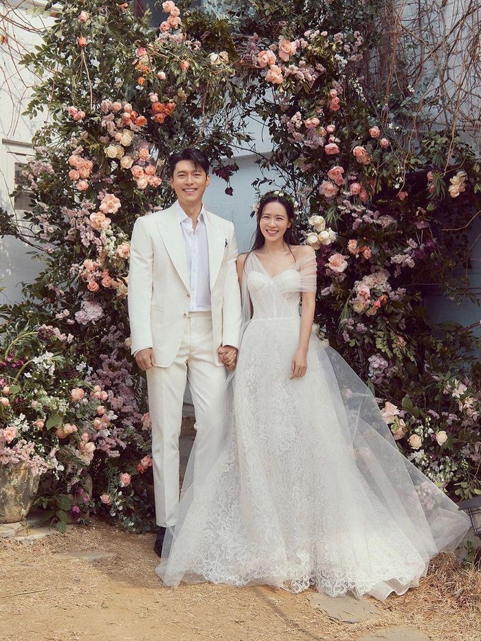 Tak kalah curi perhatian, pernikahan Son Ye Jin dengan Hyun Bin juga hebohkan jagat hiburan Korea Selatan. Son Ye Jin tampil stunning dengan gaun putih pada acara yang digelar pada 11 April 2022 lalu./ Foto: instagram.com/vast.ent