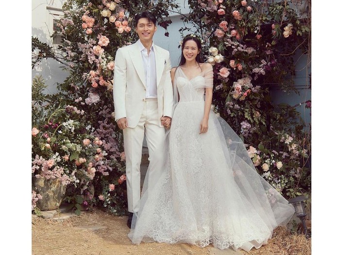 Tak kalah curi perhatian, pernikahan Son Ye Jin dengan Hyun Bin juga hebohkan jagad hiburan Korea Selatan. Son Ye Jin tampil stunning dengan gaun putih pada acara yang digelar pada 11 April 2022 lalu. Foto : instagram.com/vast.ent