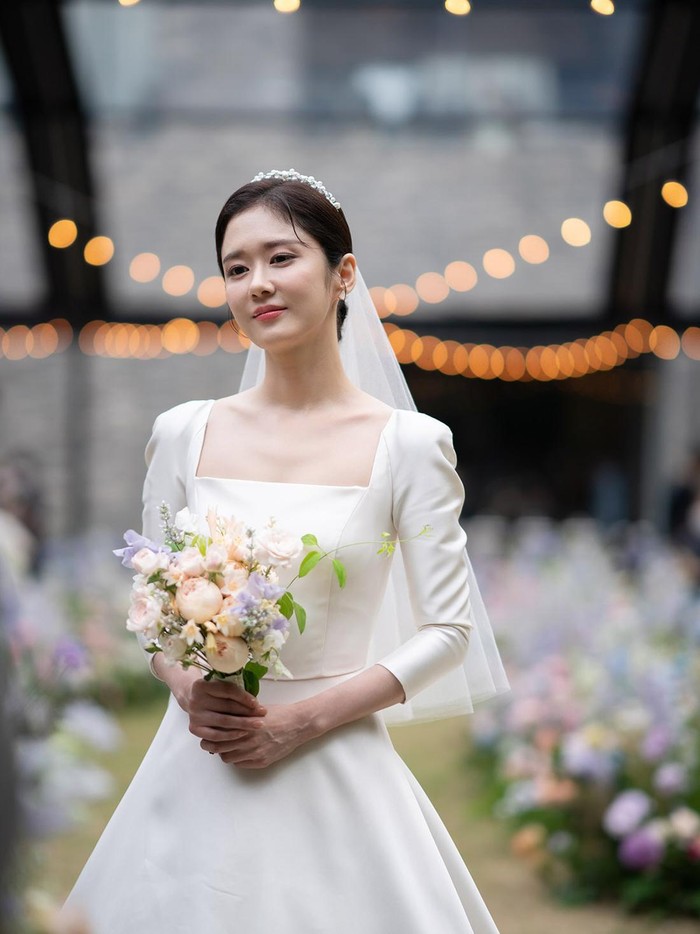 Tak pernah terusik media, Jang Nara akhirnya resmi menjadi seorang istri, menyusul Son Ye Jin. Gelar pernikahan di awal Juni lalu, Jang Nara menikah dengan kekasihnya yang bukan dari kalangan selebriti dan terpaut 6 tahun lebih muda./ Foto: soompi.com
