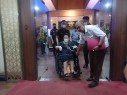 Pakai Kursi Roda, Penyuap Eks Kepala BPN Lebak Jadi Tahanan Rumah