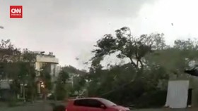 VIDEO: Detik-detik Puting Beliung Sapu Sidoarjo Terekam Kamera Warga