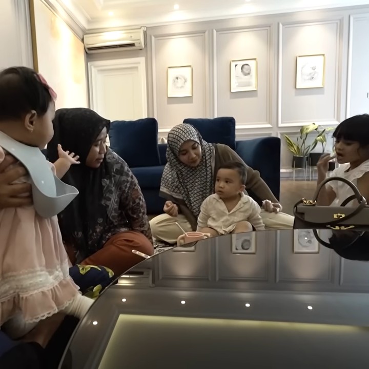 <p>Kegiatan <em>playdate</em> di rumah Atta dan Aurel bertambah meriah dengan kedatangan Shiren Sungkar, Teuku Wisnu, serta putra mereka yaitu Adam. (Foto: YouTube The Sungkars)</p>