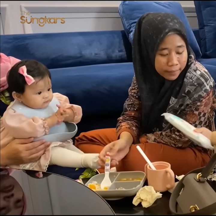 <p>Melihat Ameena yang sedang makan dengan wajah belepotan, Ukkasya sampai menawarinya dengan tisu. Ia menjulurkan sebungkus tisu kepada Ameena, Bunda. (Foto: YouTube The Sungkars)</p>