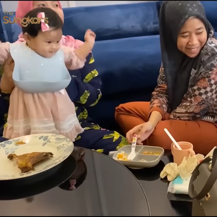 <p>Ketika melihat Ukkasya datang, Ameena langsung berdiri, nih. Ia begitu semangat untuk melakukan <em>playdate</em> bersama putra Zaskia Sungkar dan Irwansyah. (Foto: YouTube The Sungkars)</p>