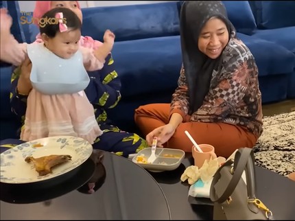 7 Potret Ameena Playdate dengan Ukkasya, Gemas Banget Bun