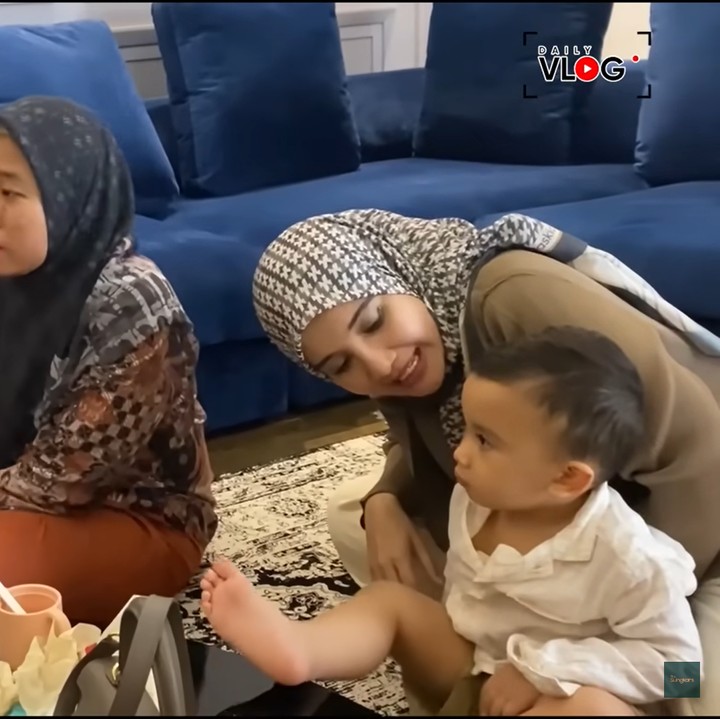<p>Ternyata, Ameena saat itu tengah disuapi makanan. Putri Atta dan Aurel terlihat menggemaskan dengan rok tutu dan jepit rambut pita. Ia sengaja dindandani dengan cantik untuk menyambut tamuya. (Foto: YouTube The Sungkars)</p>