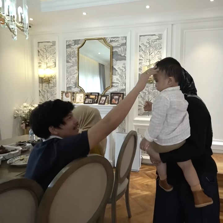 <p>Ketika tiba di rumah Atta dan Aurel, Ukkasya langsung terlihat bersemangat, Bunda. Ia kemudian memberi salam kepada Atta Halilintar. (Foto: YouTube The Sungkars)</p>