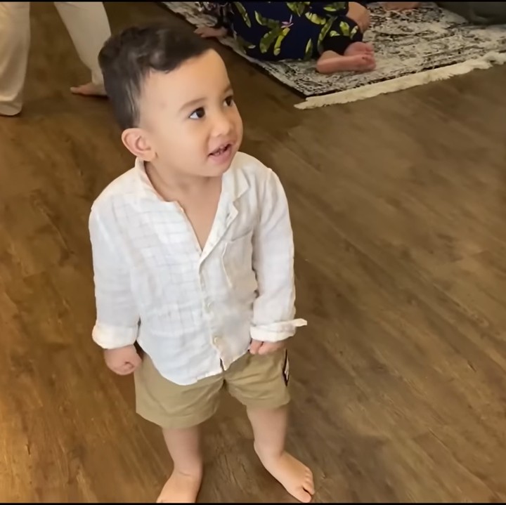 <p>Zaskia Sungkar tengah mengajak sang putra, Ukkasya Muhammad Syahki, berkunjung ke rumah Atta Halilintar dan Aurel Hermansyah. (Foto: YouTube The Sungkars)</p>