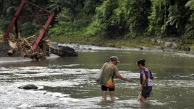 Jembatan Putus, Ibu Hamil di Kupang Dibantu Warga Seberangi Kali