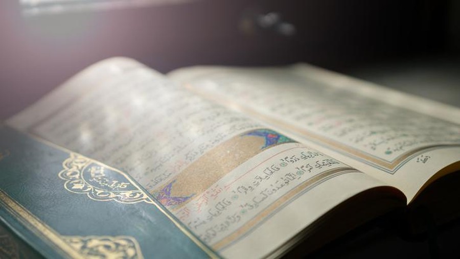 al quran Al-Quran yang menjadi pedoman hidup umat Islam.