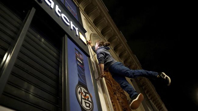 FOTO: Aktivis Parkour Matikan Lampu Etalase Toko di Jalanan Paris