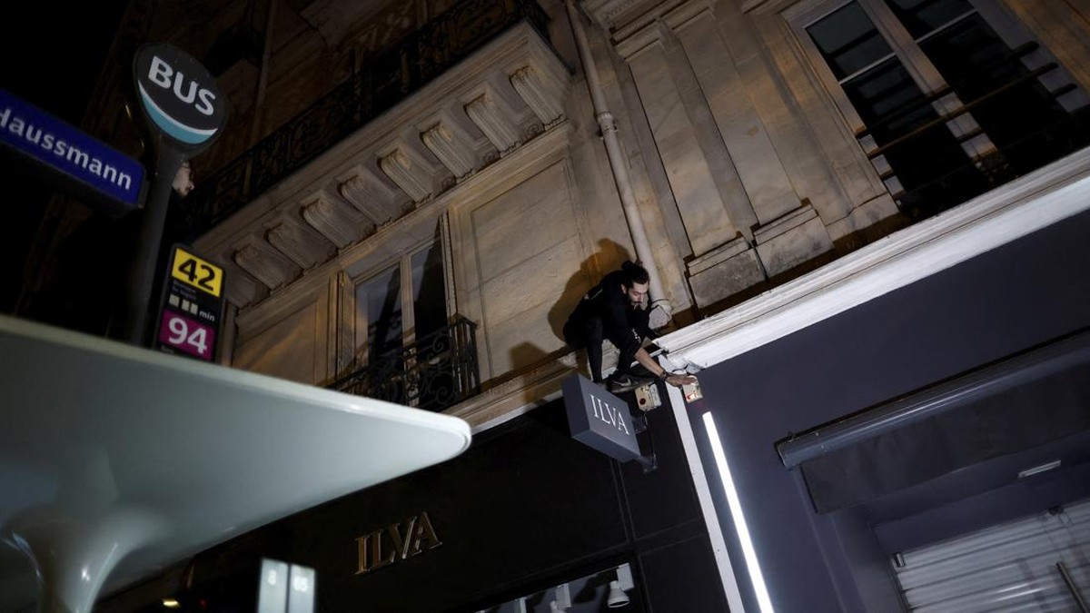 FOTO: Aktivis Parkour Matikan Lampu Etalase Toko di Jalanan Paris