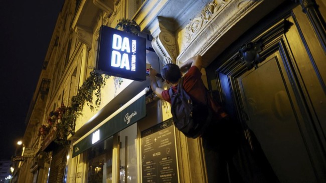 FOTO: Aktivis Parkour Matikan Lampu Etalase Toko di Jalanan Paris