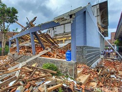 Bangunan SMPN 1 Cicalengka Bandung Ambruk Usai Dihantam Angin Kencang