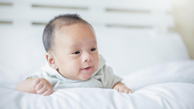 Bayi 3 Bulan Bisa Apa Saja? Perhatikan Kemampuan Motorik hingga Komunikasinya