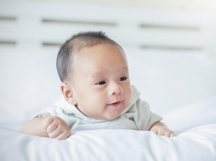 Bayi 3 Bulan Bisa Apa Saja? Perhatikan Kemampuan Motorik hingga Komunikasinya