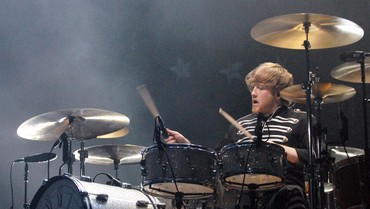 Eks Drummer My Chemical Romance Lelang Seragam Ikonik 'The Black Parade'