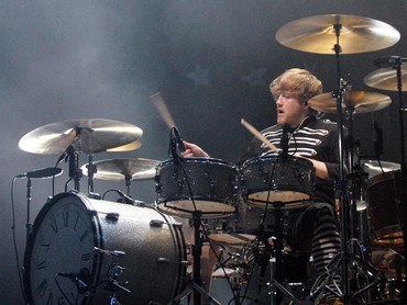 img-title Eks Drummer My Chemical Romance Lelang Seragam Ikonik 'The Black Parade'