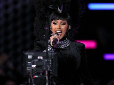 Cardi B Lempar Mikrofon ke Penggemar yang Semprotkan Alkohol